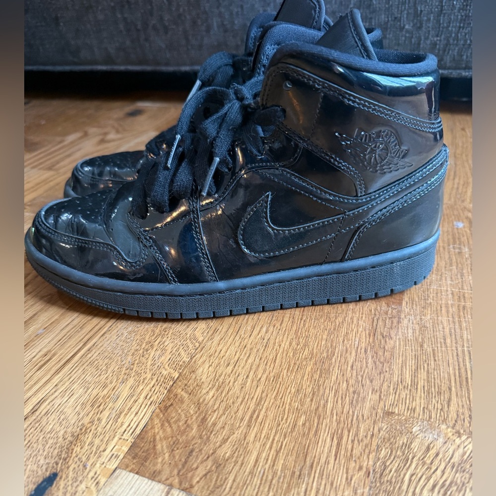 Nike. Air Jordan 1 Mid Patent SE 'Triple Black'. Size 8.5. - Picture 2 of 11